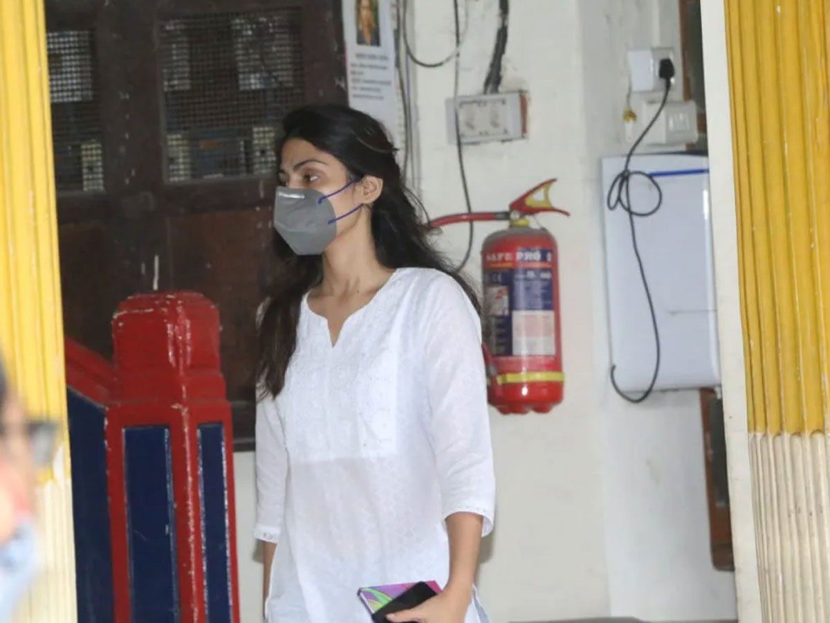 बेल मिलने के अगले दिन बांद्रा पुलिस स्टेशन पहुंचीं रिया चक्रवर्ती, सामने आईं एक्ट्रेस की तस्वीरें