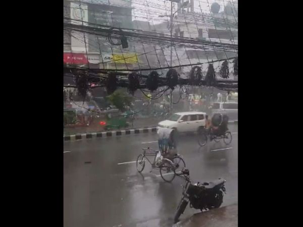 rickshaw Suddenly Moving itself Shocking Video Goes Viral
