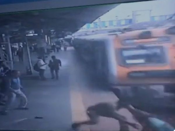 Railway police Jawan Saves Passenger life In Thane live Watch Shocking Video