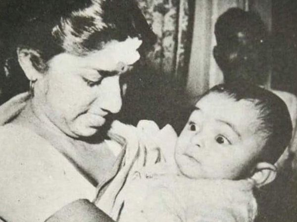 Rishi Kapoor shares his old picture on twitter in the lap of Lata mangeshkar see photo bollywood news 