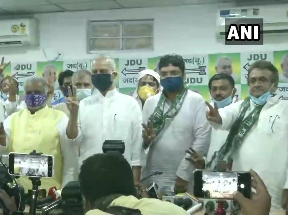 तेजप्रताप के ससुर चंद्रिका राय JDU में शामिल, दिए संकेत- ऐश्वर्या भी लड़ सकती हैं चुनाव
