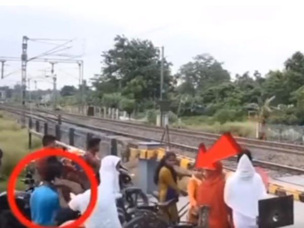 Chori Video Rob Mobile Phone on Railway Crossing Shocking Video Goes Viral