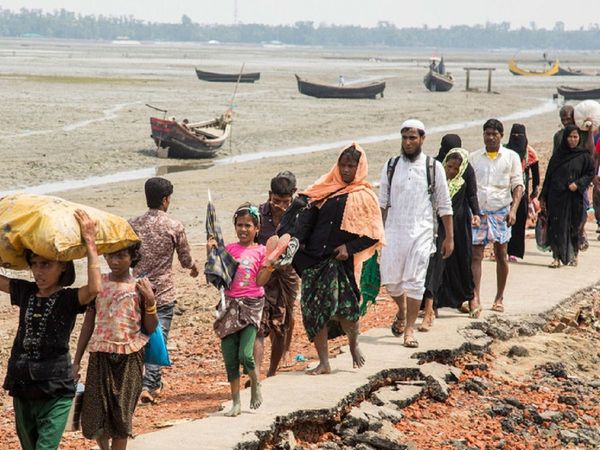म्यांमार के उत्तरी प्रान्त राखीन में हिंसा से बचने के लिए बांग्लादेश की तरफ जाते रोहिंग्‍या शरणार्थी
