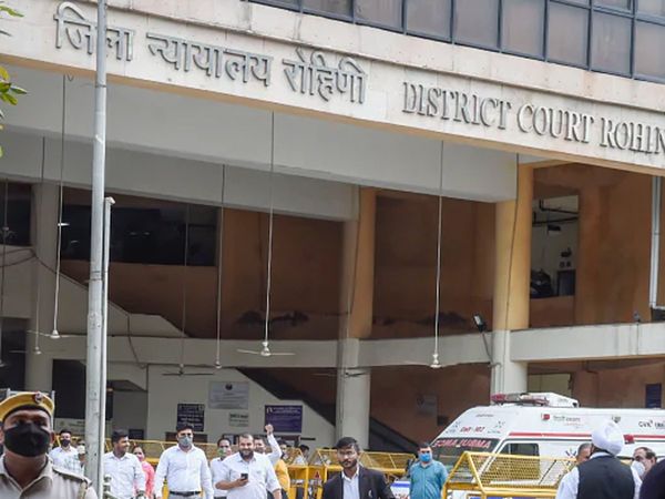 Delhi : fire breaks out at Rohini Court