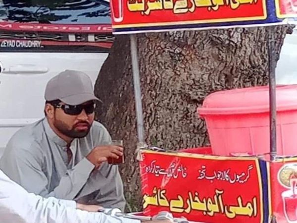 Rohit Sharma lookalike seen drinking Sharbat on the roadside in Pakistan