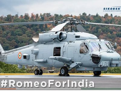 MH-60R हेलीकॉप्‍टर्स की भारतीय रंगों में पहली तस्‍वीर, दुनिया के उन्नत समुद्री हेलीकॉप्टर की है पहचान