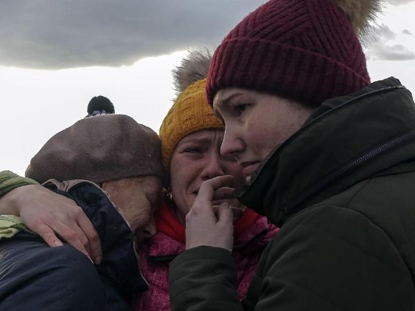 पोलैंड में मेड‍िका बॉर्डर क्रॉसिंग पर जब यूक्रेन के शरणार्थी एक-दूसरे से मिले तो सब्र का बांध टूट पड़ा