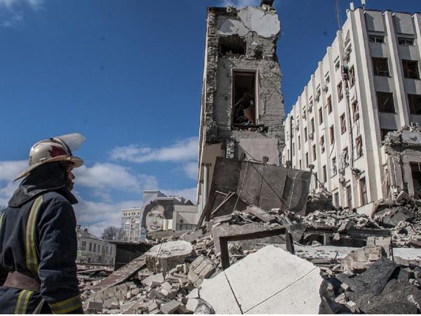 युद्ध से यूक्रेन में व्‍यापक तबाही, रूस ने अब हाइपरसोनिक मिसाइल से किया हमला, हथियार भंडार नष्‍ट