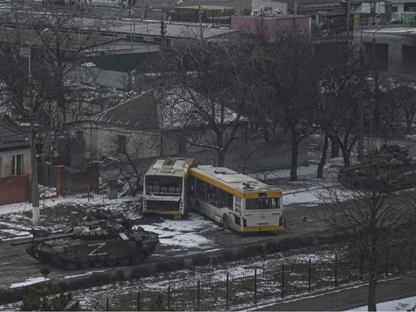 युद्धग्रस्‍त यूक्रेन में तबाही का मंजर, पुतिन से बात करना चाहते हैं जेलेंस्‍की, इजरायल से की ये अपील