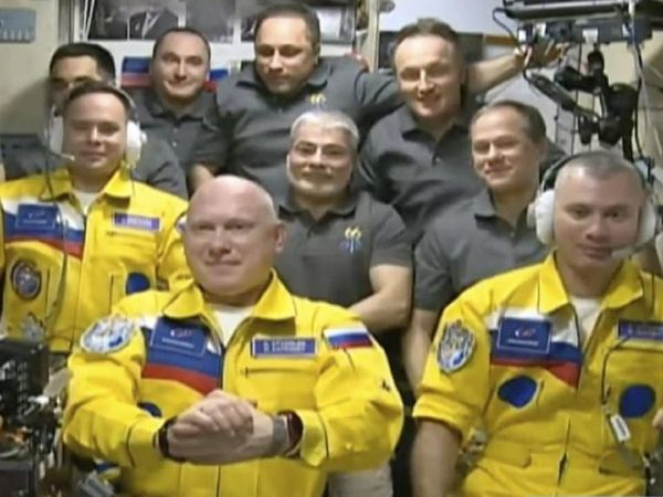 यूक्रेन पर हमले का अनोखे अंदाज में विरोध, रूसी अंतरिक्ष यात्रियों ने पहनी यूक्रेनी झंडे के रंग की पोशाक