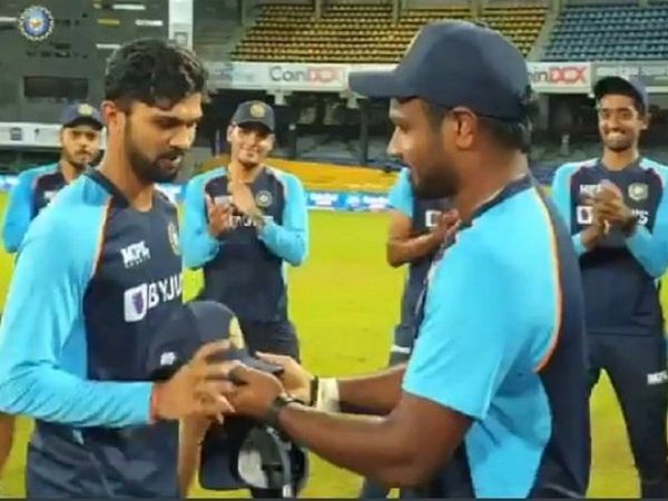 ruturaj gaikwad gets debut cap from sanju samson
