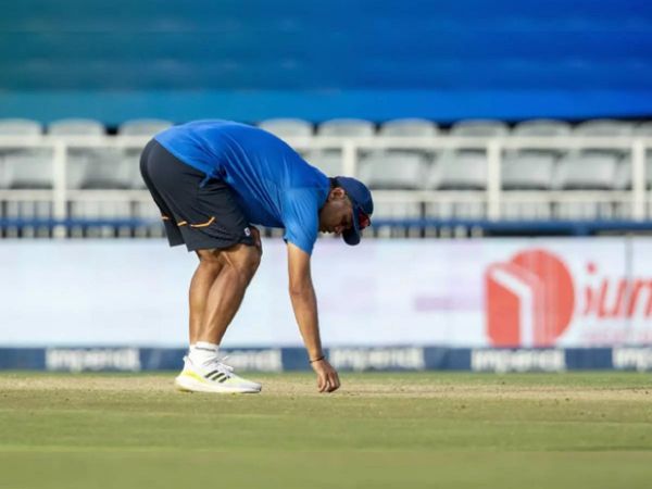 Rahul Dravid inspecting SA pitch