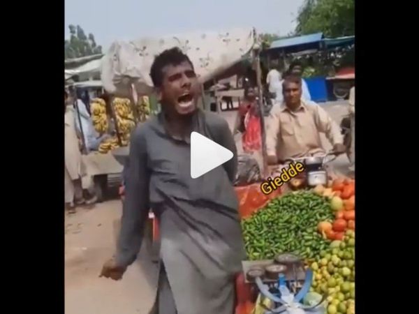 Funny Video Sabji Bechne ka sabse alag style man selling vegetables in unique style funny video viral