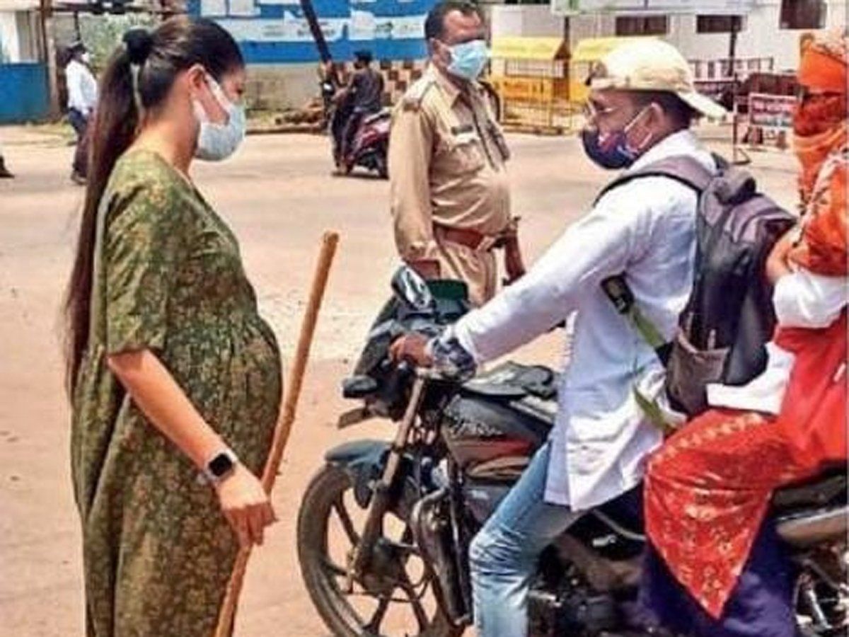 प्रेग्नेंट DSP का गजब का जज्बा, हाथों में लाठी लेकर कोरोना नियमों का करा रही पालन