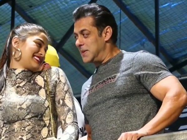 Salman Khan Video: भारी भीड़ देखकर दबंग 3 एक्ट्रेस सई मांजरेकर की ऐसी हो गई हालत, सलमान खान ने बात कर लगीं मुस्कुराने