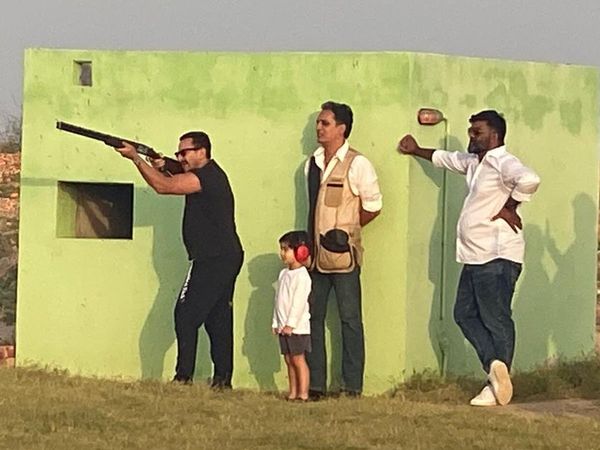 Saif Ali Khan Enjoying rifle shooting in Jaisalmer vacation| Saif Ali Khan With Kareena Kapoor Taimur and jeh 