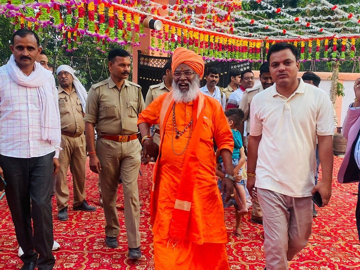 साक्षी महाराज ने बांग्लादेश की तस्वीर शेयर कर लिखा- ..घर में रखें कोल्ड ड्रिंक की पेटियां और ऑरिजनल तीर कमान