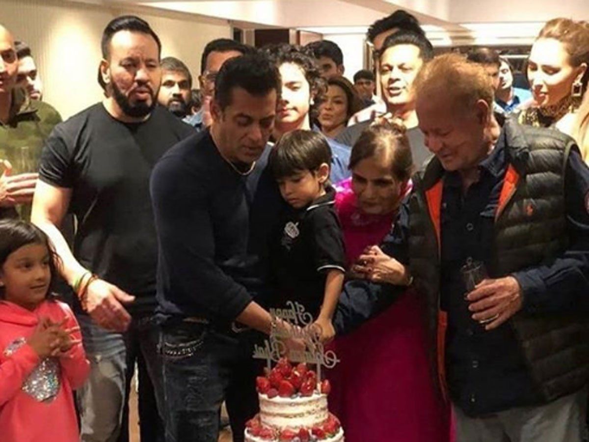 Salman Khan B'day Pics: पिता का हाथ थाम सलमान ने काटा बर्थडे केक, देखें पार्टी में शामिल हुए सेलेब्स की फोटोज, salman khan celebrates birthday with family and friends see photo |