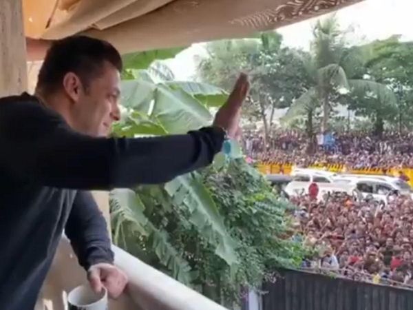 Salman Khan Fans Reached outside of galaxy Apartment on 55th birthday