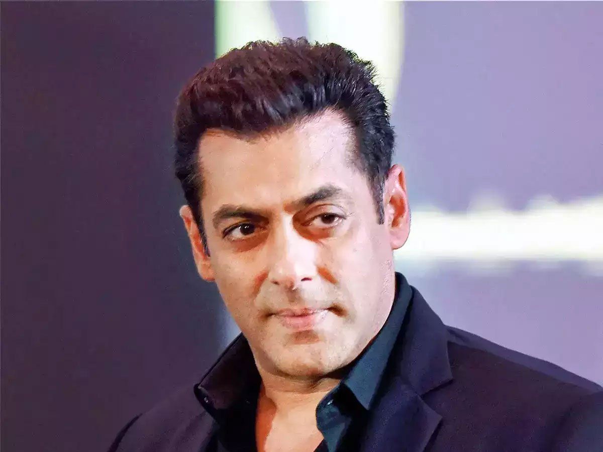 सलमान खान के लिए तोहफा लेकर पहुंचा फैन, एक्टर ने किया ऐसा बर्ताव कि हो रहे ट्रोल