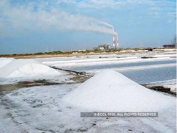 भारत से तनातनी के बीच नेपाल में बढ़ी नमक की कीमत, अपनी ही सरकार को कोस रहे लोग