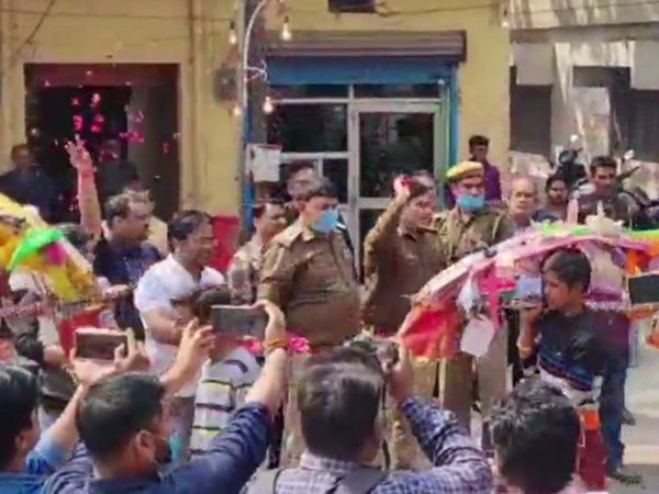 people of Muslim Community welcomes kanwariya in sambhal 