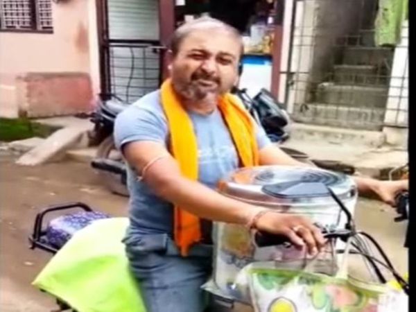 Funny Video man selling Samosa in unique way funny video goes viral