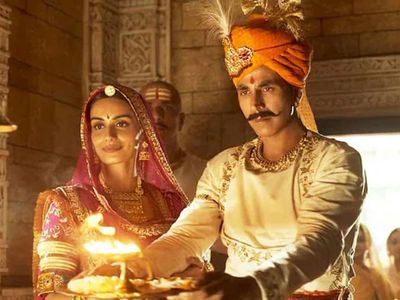 Akshay Kumar and Manushi Chhillar in Samrat Prithviraj