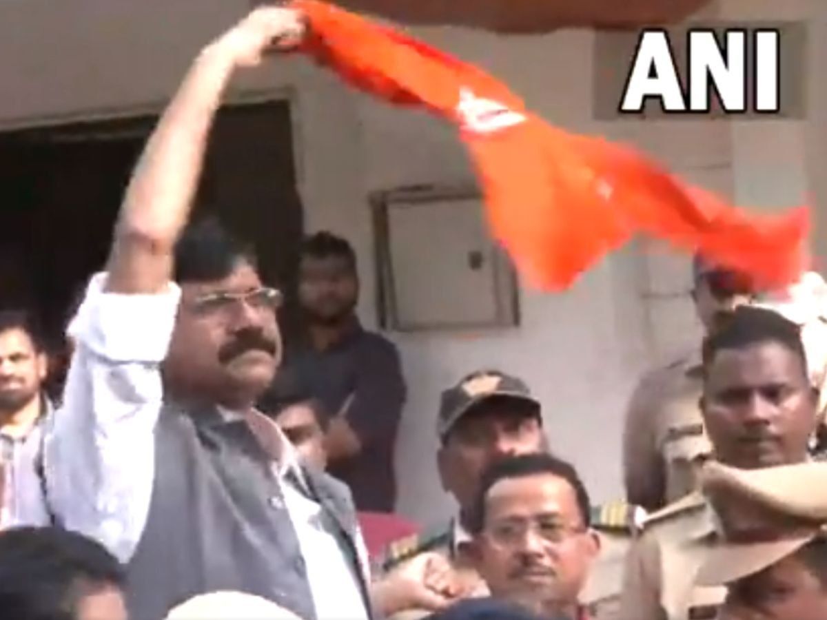 संजय राउत के तेवर बरकरारः लेने आई ED टीम तो लहराने लगे भगवा पटका, बोले- झुकूंगा नहीं; लोगों ने कहा- मेडल लाए हैं जो हाथ हिला रहे?