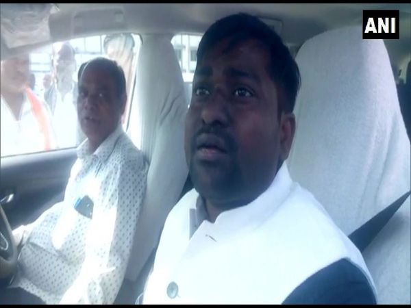 Bihar: सरकारी कार्यक्रम में मंत्री की सीट पर बैठा भाई, सवाल पूछने पर बोले, भइया बिजी थे