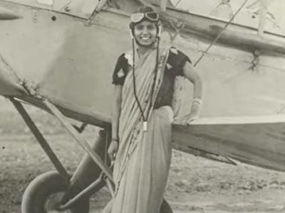 भारत की पहली महिला पायलट Sarla Thakral को Google ने कुछ यूं किया याद, साड़ी पहन उड़ाया था विमान भारत की पहली महिला पायलट Sarla Thakral को Google ने कुछ यूं किया याद, साड़ी पहन उड़ाया था विमान