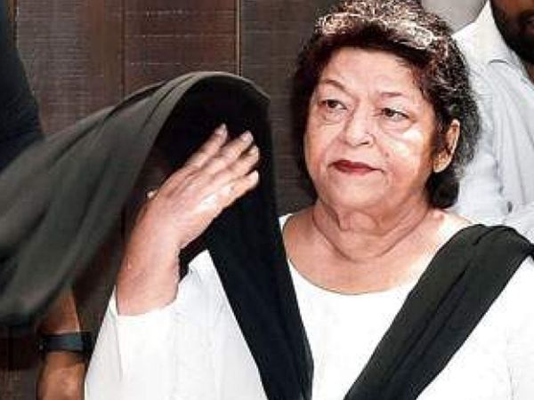 Saroj Khan Bury Dead Daughter took Train To Choreograph Zeenat Aman Song