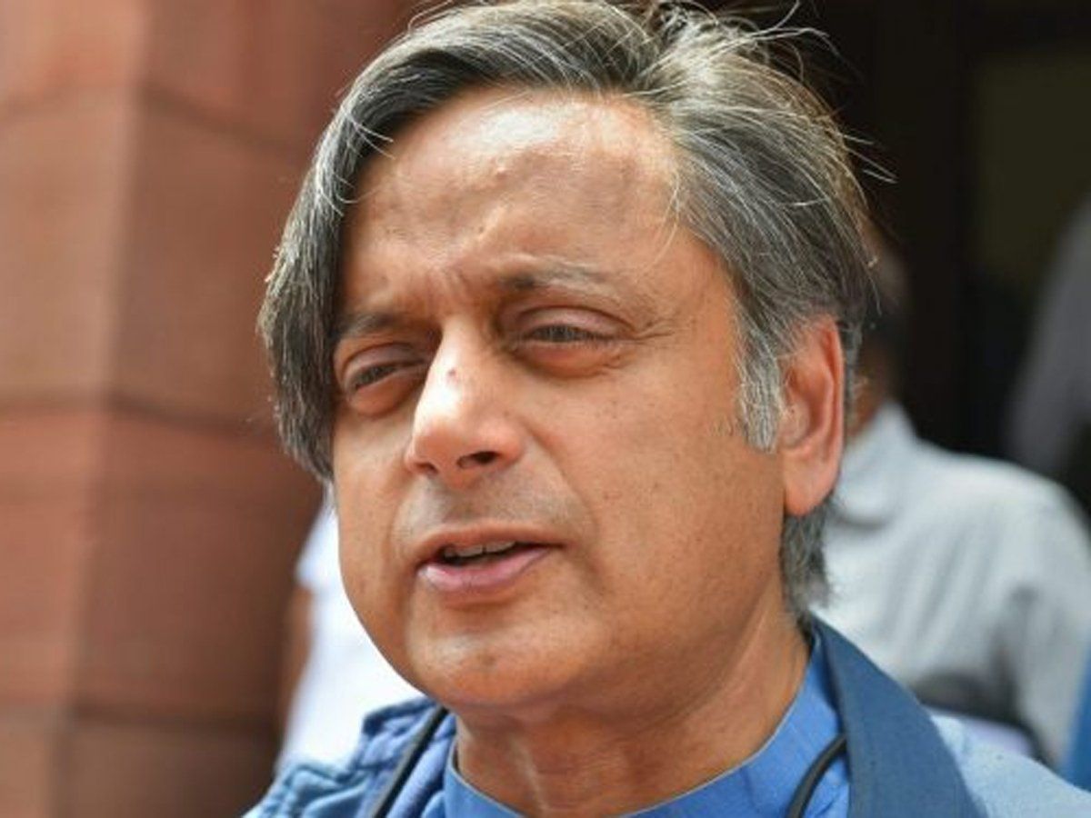 'क्रिकेटरों के समर्थन से नहीं हो पाएगी भरपाई', सचिन-विराट के ट्वीट पर थरूर का सरकार पर निशाना