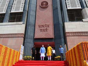 नई संसद भवन पर आसीन हुआ अशोक स्तंभ, राष्ट्रीय प्रतीक का PM के हाथों अनावरण, See pics