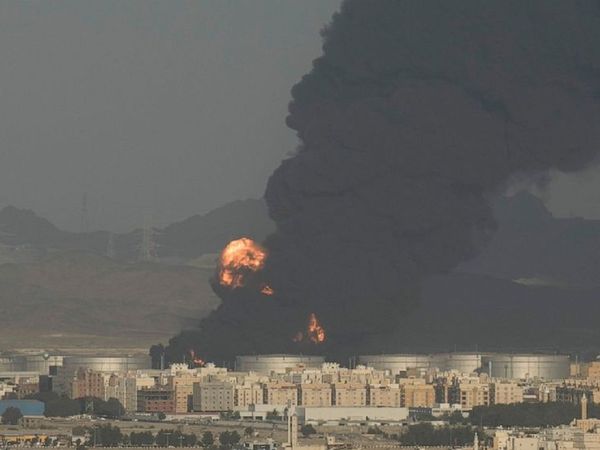 सऊदी शहर जेद्दा में फार्मूला वन रेस से पहले तेल डिपो में आग, यमन के विद्रोहियों ने ली हमले की जिम्मेदारी