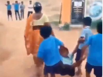 Funny Video mother hanged son with students to take him school video goes viral Funny Video mother hanged son with students to take him school video goes viral