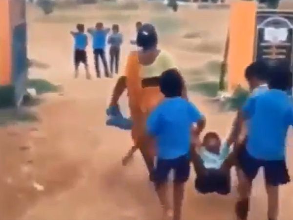 महिला ने यूं हाथ-पैर टांग कर बच्‍चे को पहुंचाया स्‍कूल क‍ि लोगों का याद आ गया अपना दिन 