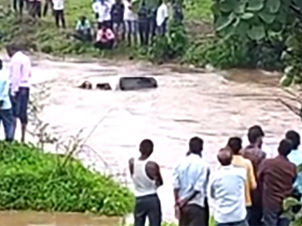 scorpio car car washed away video
