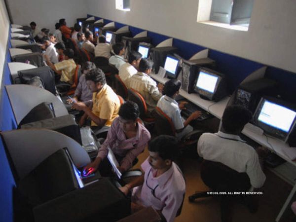 Decline in service sector for 5th consecutive month in July, forced to cut workforce