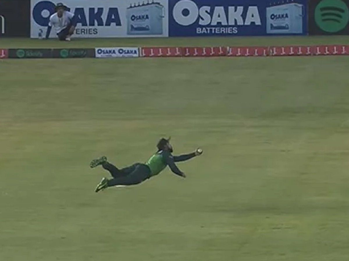 Shadab Khan ke catch ka video shadab khan takes one handed catch off