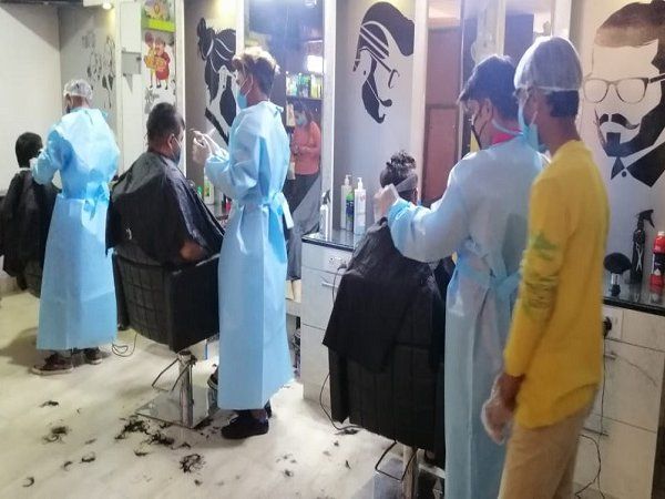 Corona Impact: ऐहतियात ही सबसे बड़ा बचाव, हेयरकटिंग के लिए सैलून दे रहा है ग्राहकों को मुफ्त मास्क !