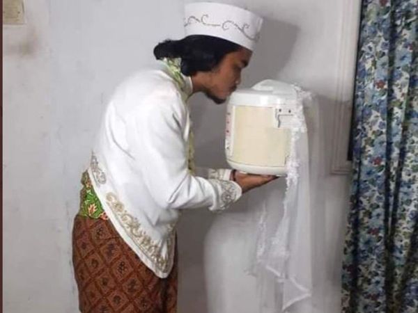 Man Marriage with electric pressure cooker in indonesia photos viral