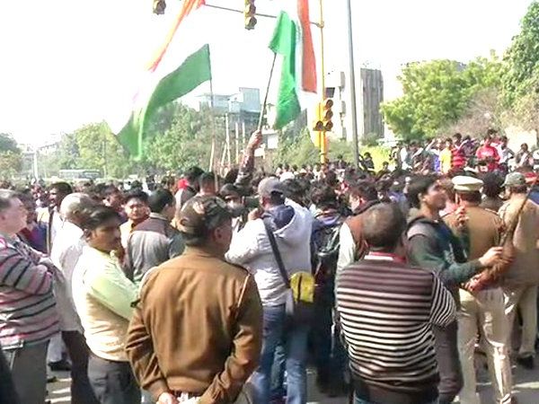 Shaheen Bagh: 'खाली करो शाहीन बाग', लोगों का फूटा गुस्सा, पुलिस के फूले हाथ पांव