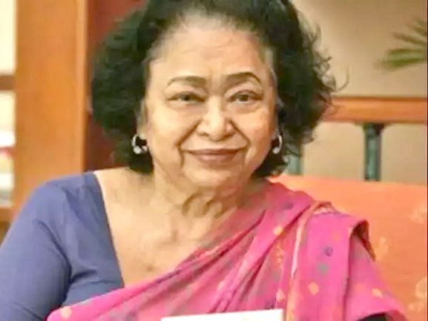 Guinness World Record gives Shakuntala Devi the certificate of fastest calculating man