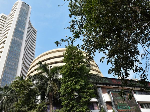 Share bazaar Today : Sensex jumped, reached new high 57,552.39, Nifty also broke record