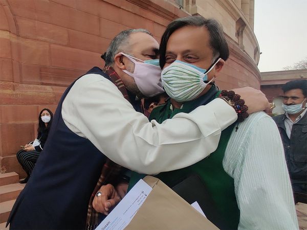 Whats Giriraj Singh said in Shashi Tharoor ear, Congress leader tweets 