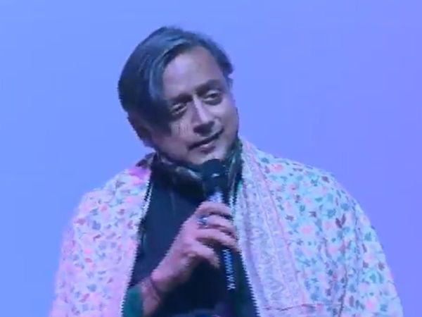 When Shashi Tharoor sang- 'Ek Ajnabee Hasina Se Mulakat Ho Gayi' hear his melodious voice