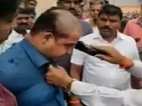 Shiv Sena Supporters Beat up Mumbai Man Shave His Head for Facebook Comment on Uddhav Thackeray 