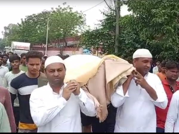 In Jaipur, Muslims not only shouldered Hindu Arthi, they also raised slogans of 'Ram Naam Satya Hai', set an example