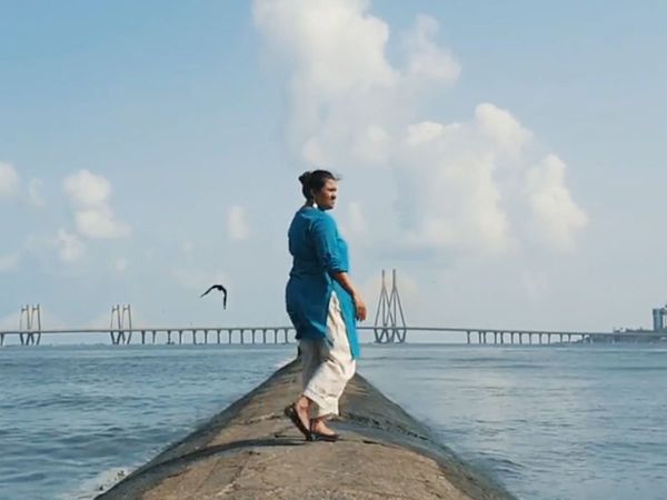 Converting Trash into Art, Converting Trash into Art in hindi, Converting Trash into Art hindi Article, Recycled Art, कचरे से बनी कलाकृति, कूड़ा से बनी कलाकृति, बीच के कचरे से बनी कलाकृति, 